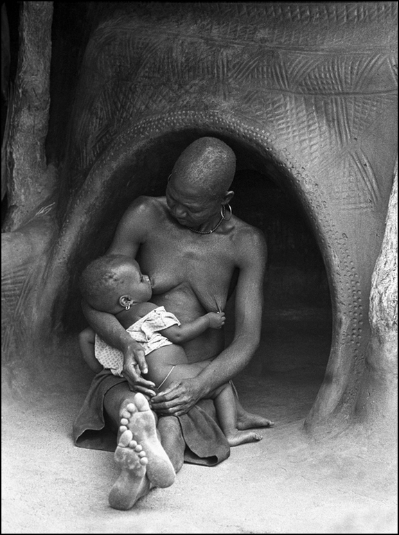 Femme et enfant au sein à Tiebele